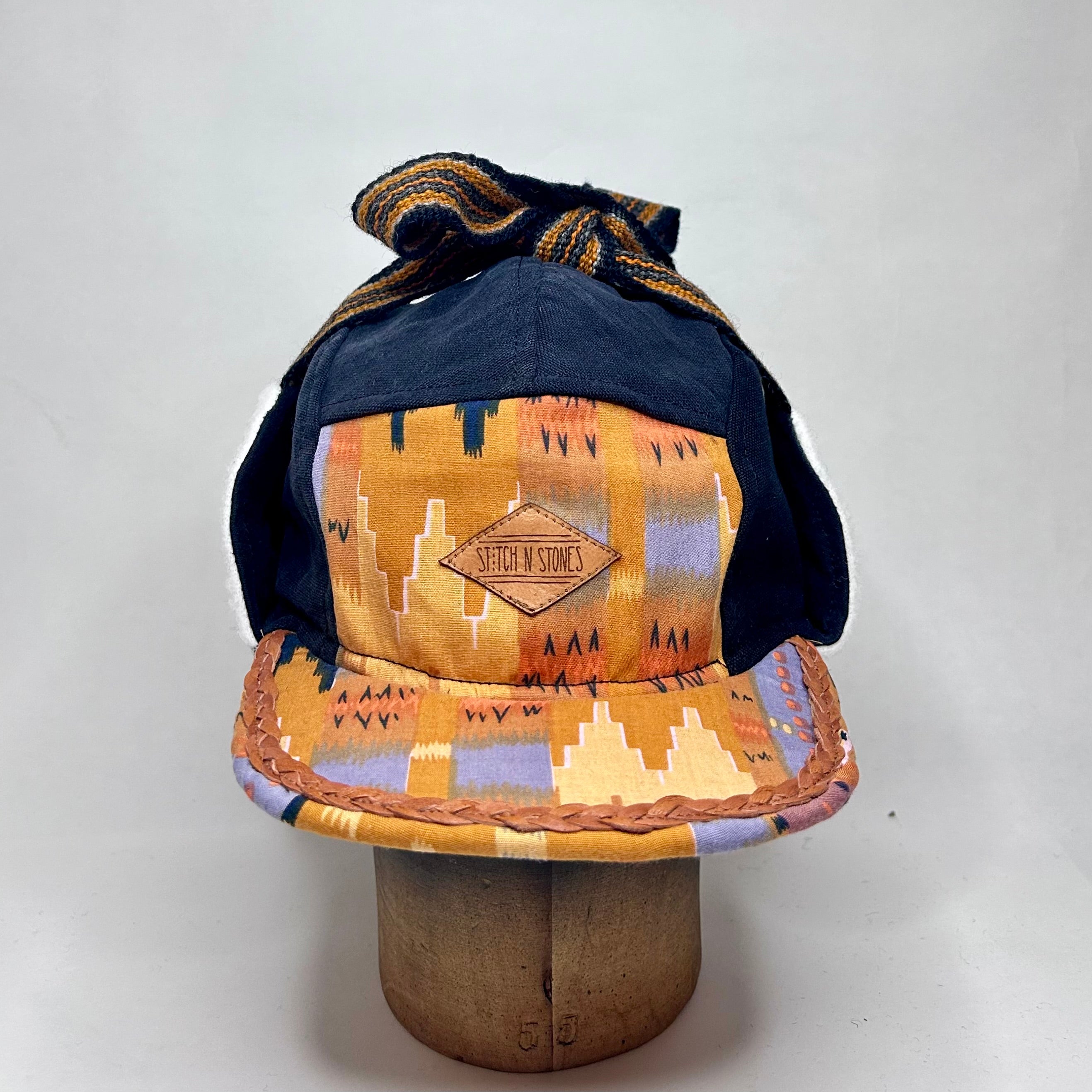 Vinterkeps 58-59cm - svart bomullscanvas, orangemönstrat