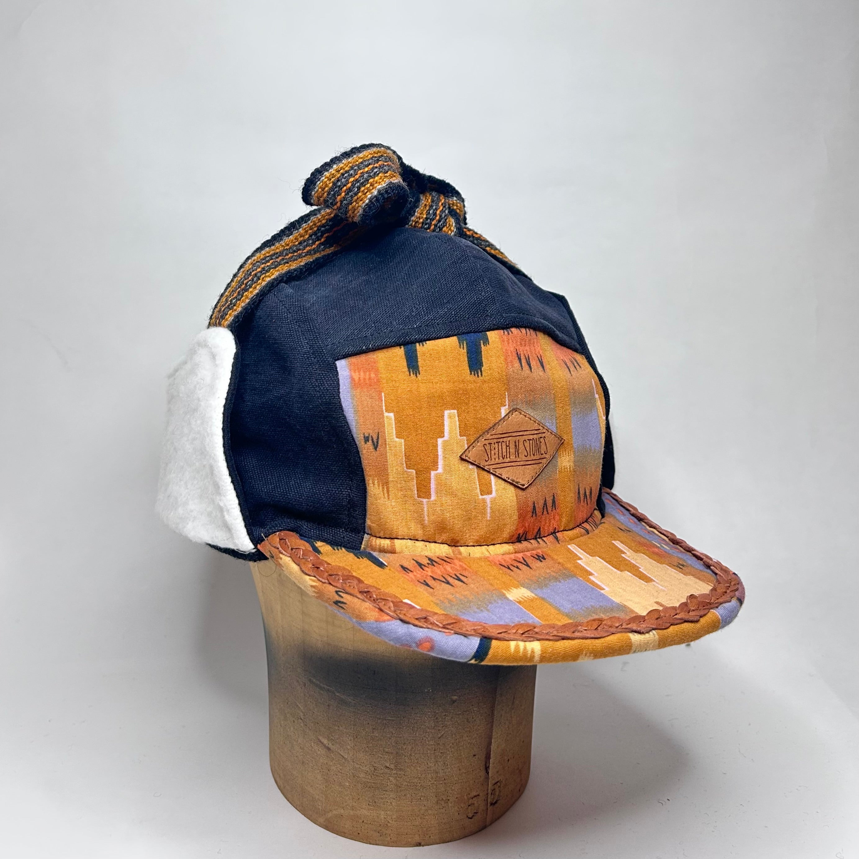 Vinterkeps 58-59cm - svart bomullscanvas, orangemönstrat