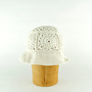 handgjord virkad vit hatt, handmade crochet hat white